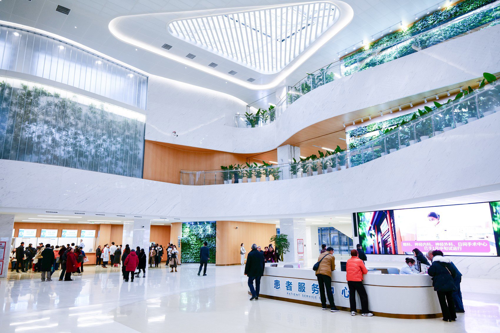 doctors discussing China healthcare ranking and clinical expertise